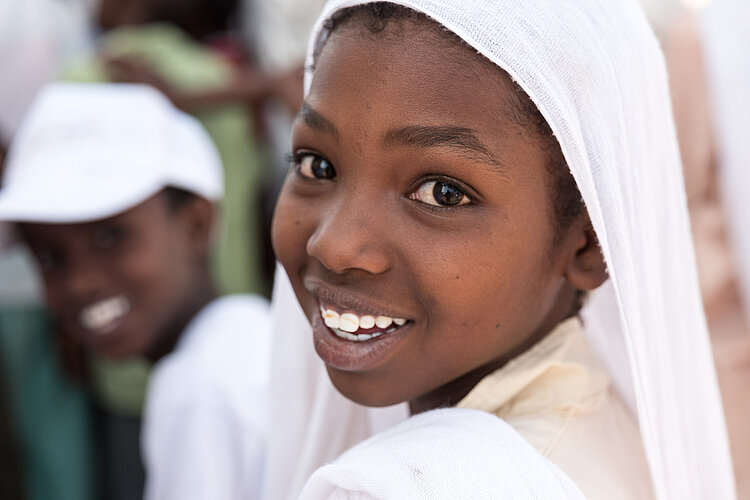 Portrait eines lachenden sudanesischen Mädchens