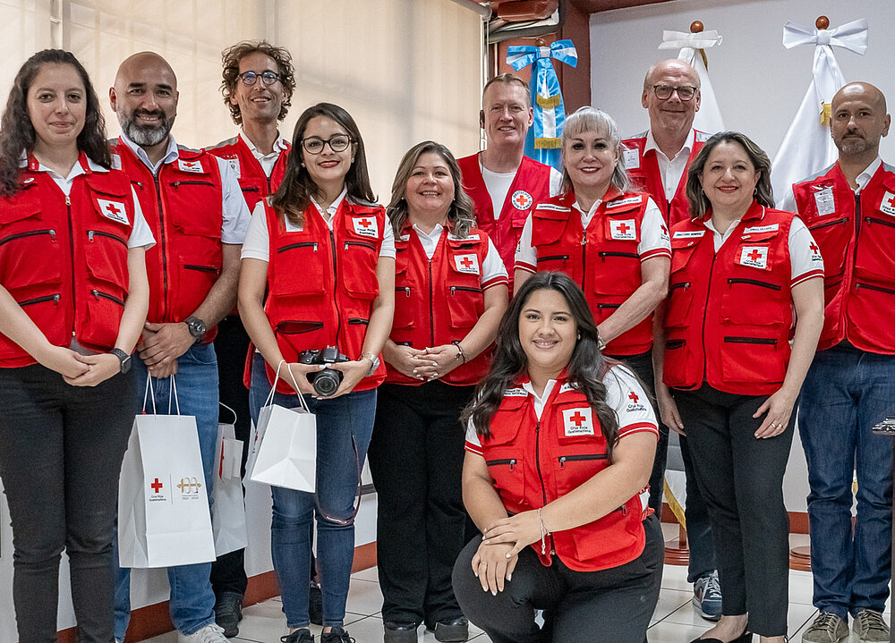 Gruppenbild mit dem Guatemaltekischen Roten Kreuz