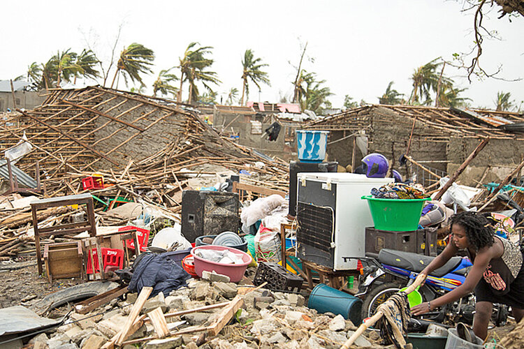 Frau in den Trümmern ihres Hauses nach Wirbelsturm Idai, Mosambik 