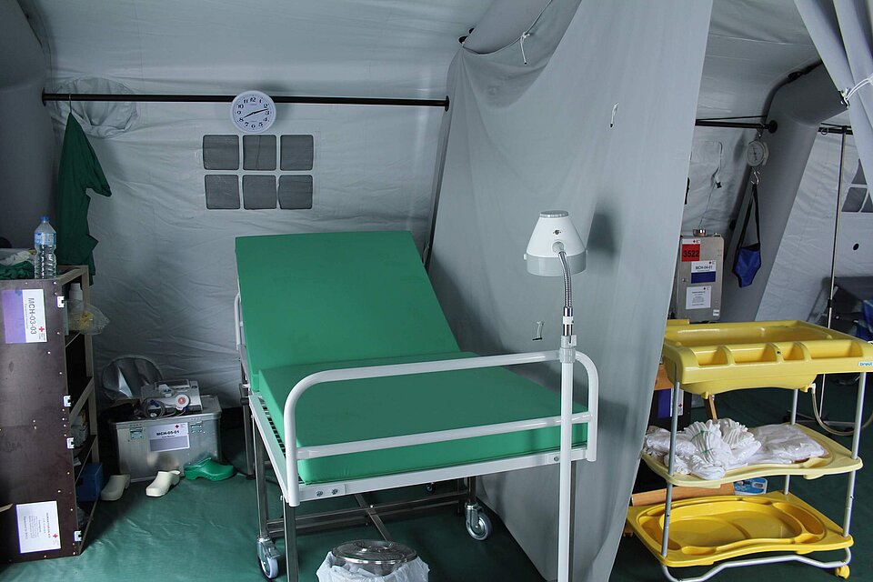 Blick in ein OP-Zelt mit medizinischer Liege