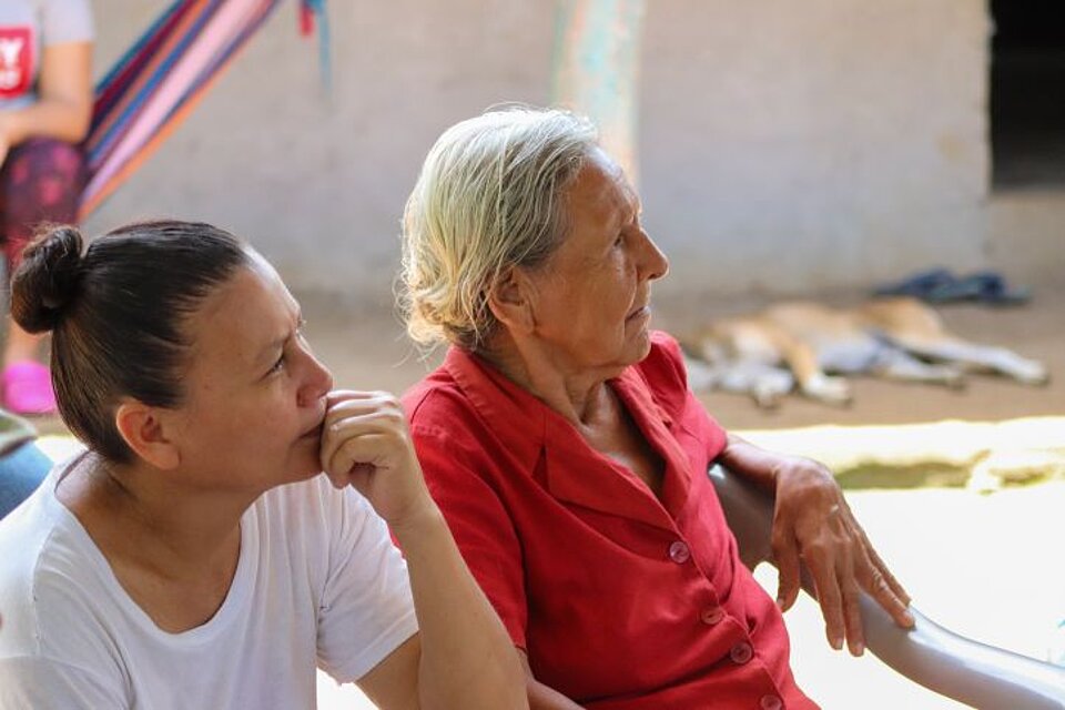 Anwohnerinnen in Honduras hören Vortrag zu vorhersagebasiert humanitäre Hilfe des Roten Kreuzes