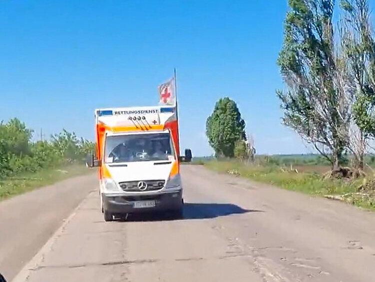 Ein Rettungswagen unterwegs auf einer Landstraße