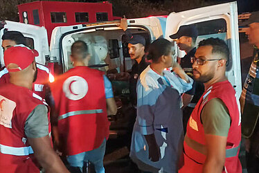 Einsatzkräfte des Marokkanischen Roten Halbmonds im Such- und Rettungseinsatz nach Erdbeben