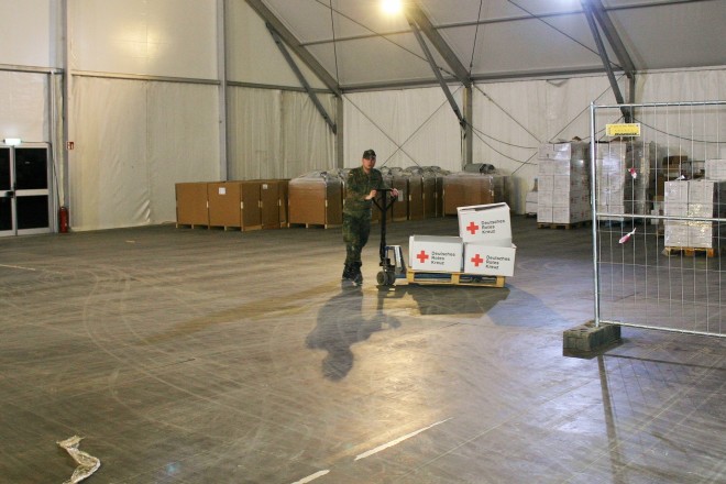 Bundeswehrsoldat mit DRK-Kartons in Halle