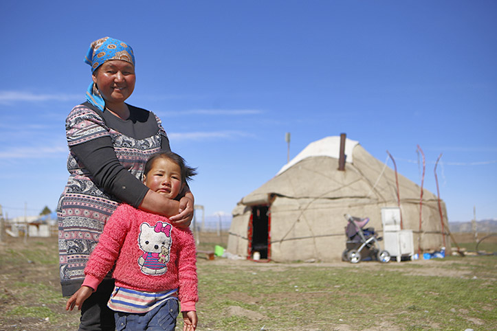 Kirgisin mit Tochter vor Jurte