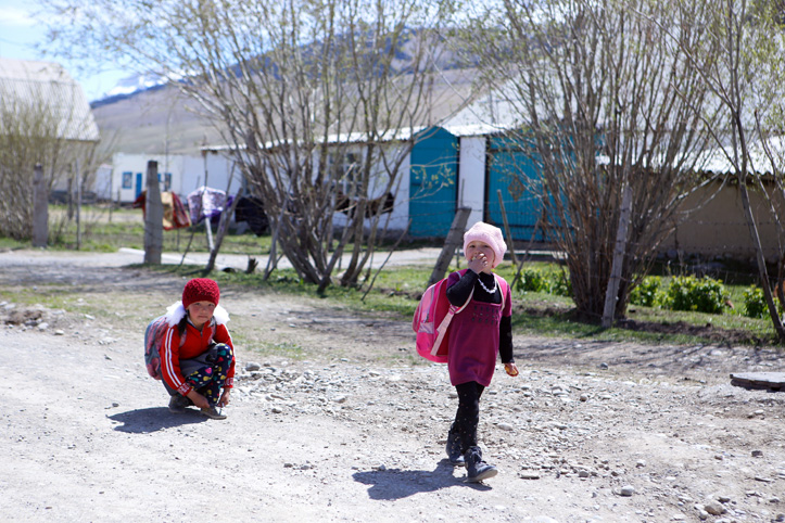 Zwei kirgisische Kinder auf dem Schulweg