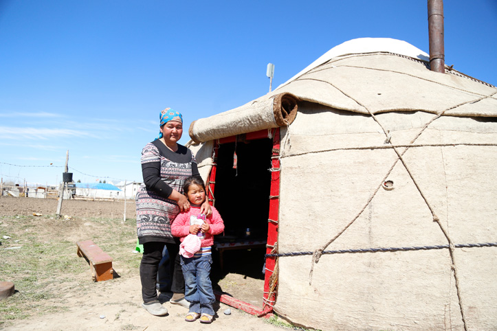 Kirgisin mit Tochter vor Jurte