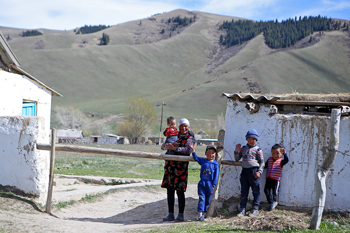 Kirgisische Familie vor Bergkette